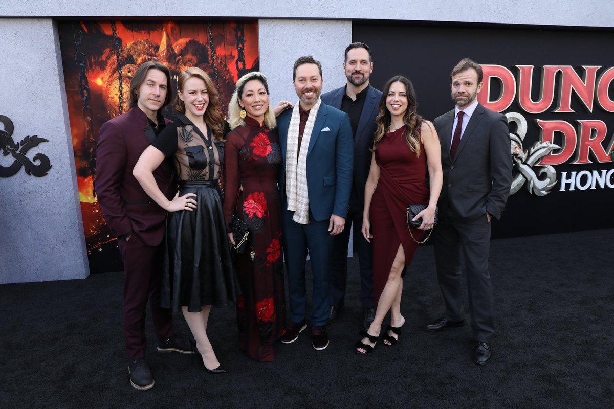 Critical Reception of Cast Performances Guides Public Opinion on Actors